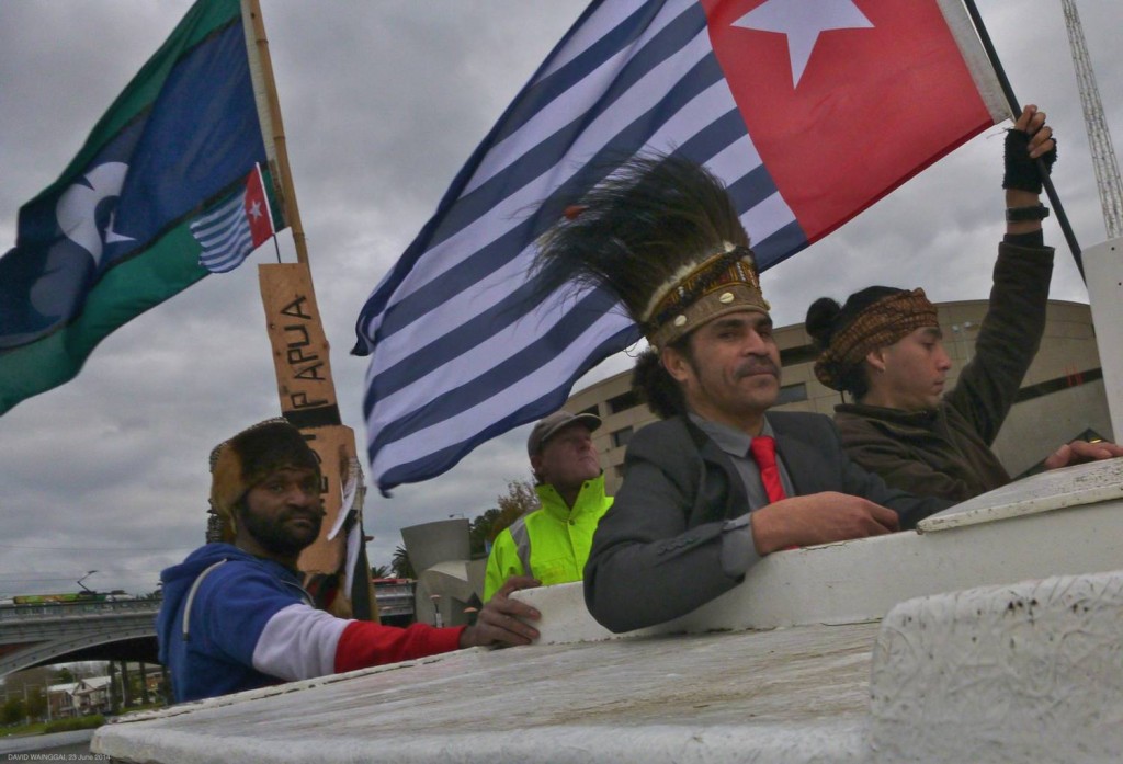 On The Blackbird, from Federation Square to Docklands with the Asmat Bis 