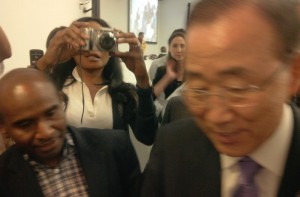 Herman Wainggai giving FRWP document to Ban Ki Moon at UN in New-York, 9 August 2012